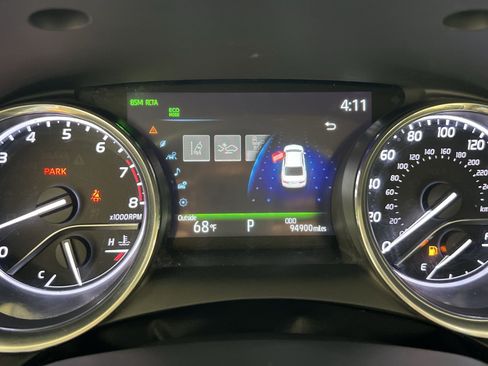 Used 2020 Toyota Camry XLE w/ Navigation Package FWD image 17