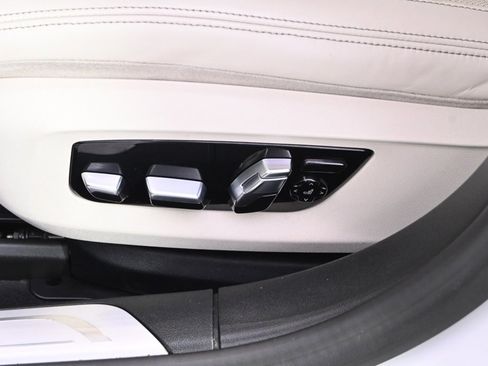 Used 2022 BMW ALPINA B7 xDrive w/ Luxury Rear Seating Package image 14