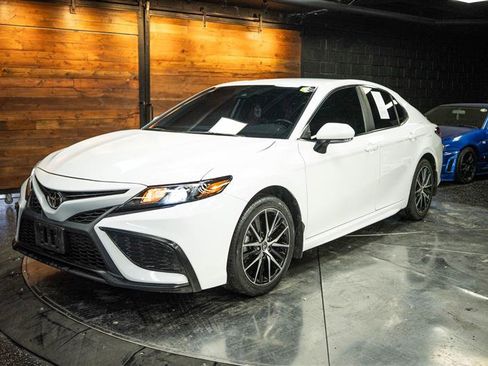 Used 2024 Toyota Camry SE image 2