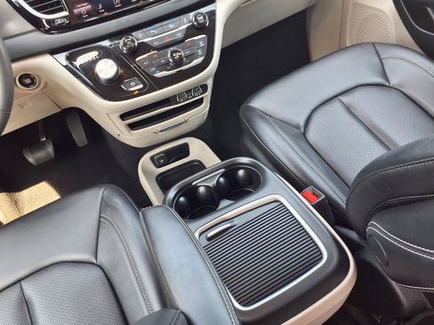 Used 2024 Chrysler Pacifica Touring-L FWD image 11
