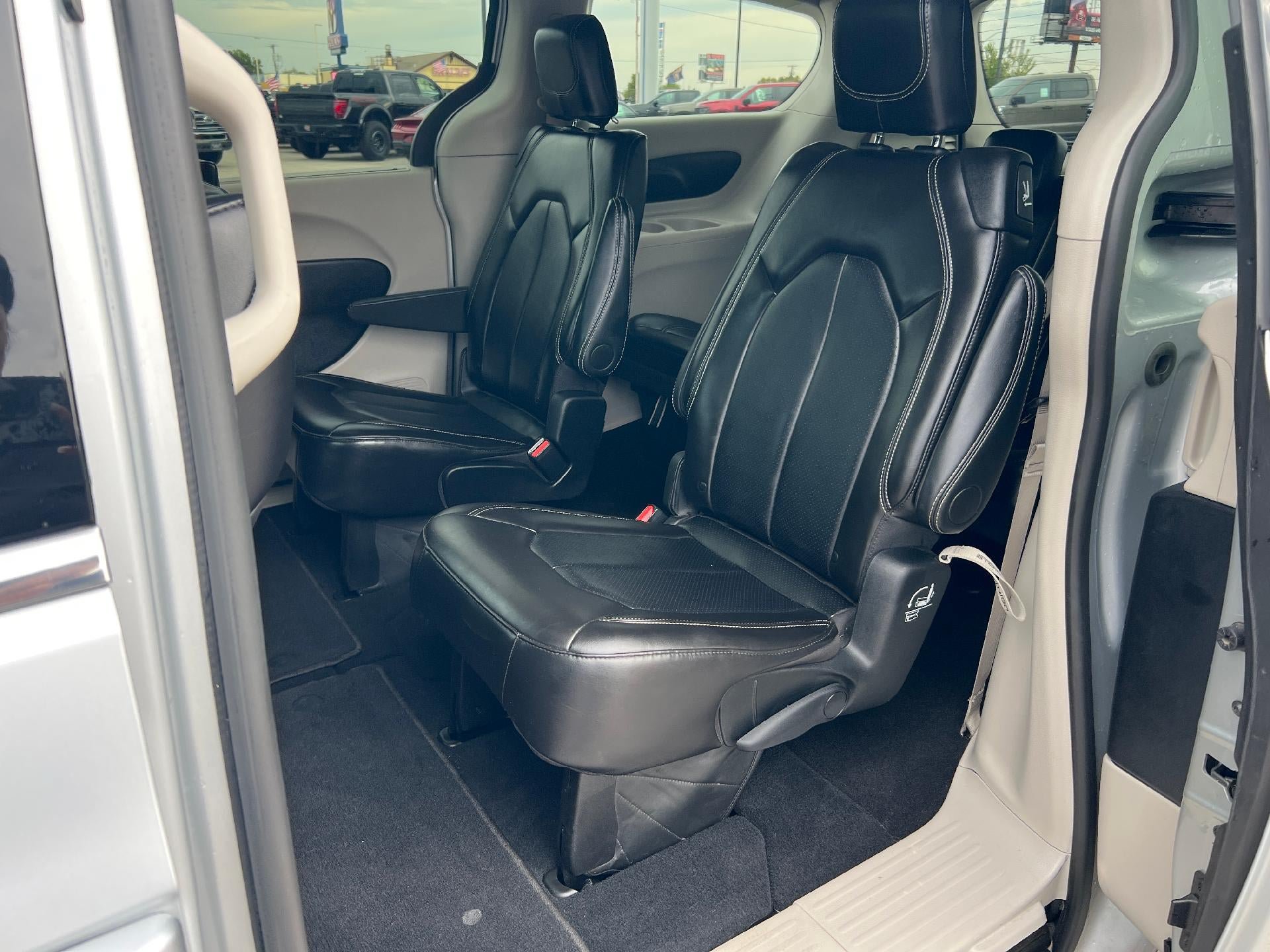 Used 2024 Chrysler Pacifica Touring-L FWD image 12