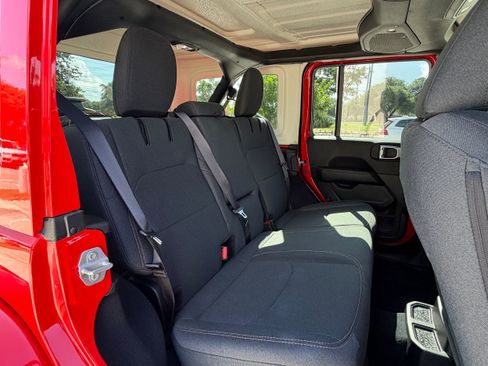 Used 2025 Jeep Wrangler Unlimited Sahara AWD/4WD image 14