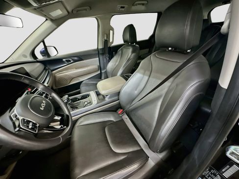 Used 2025 Kia Carnival FWD image 13