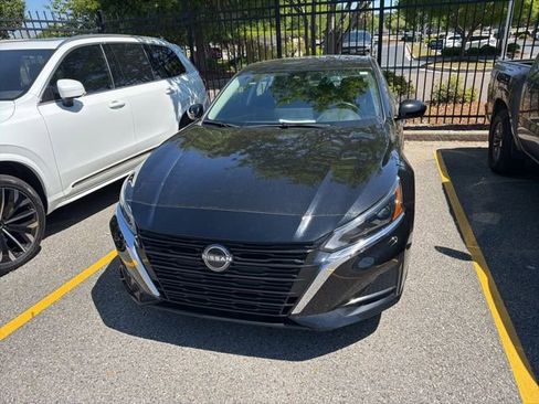 Used 2023 Nissan Altima 2.5 SV w/ SV Premium Package image 7