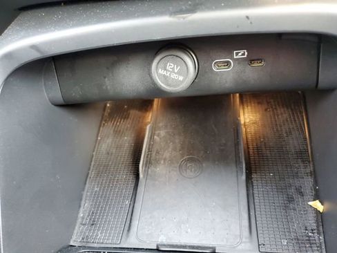 Used 2025 Volvo XC40 B5 Core image 34