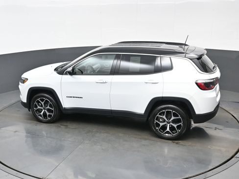 Used 2025 Jeep Compass Limited image 34