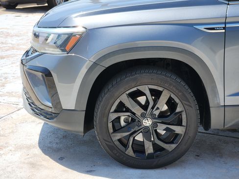 Used 2022 Volkswagen Taos SE w/ Panoramic Sunroof Package FWD image 10