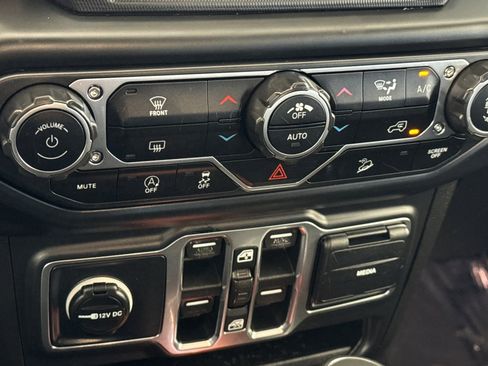 Used 2019 Jeep Wrangler Unlimited Sahara AWD/4WD image 21