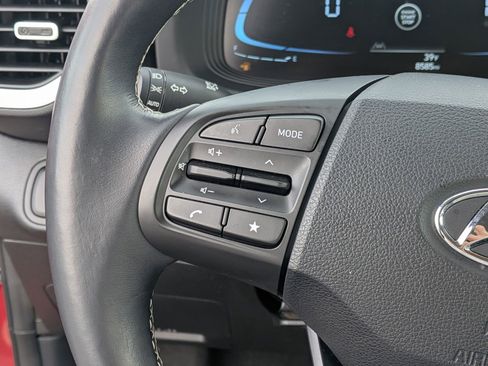 Used 2025 Hyundai Venue Limited FWD image 17