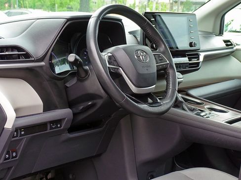 Used 2024 Toyota Sienna XLE FWD image 18