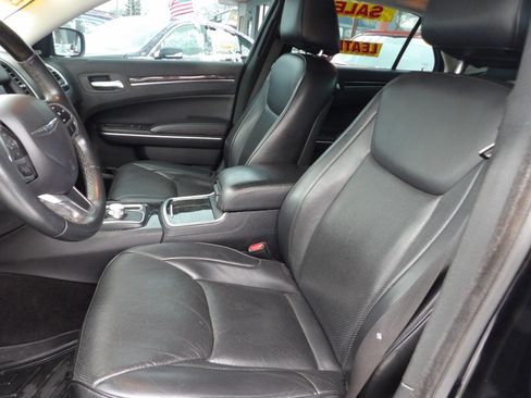 Used 2018 Chrysler 300 Limited image 9