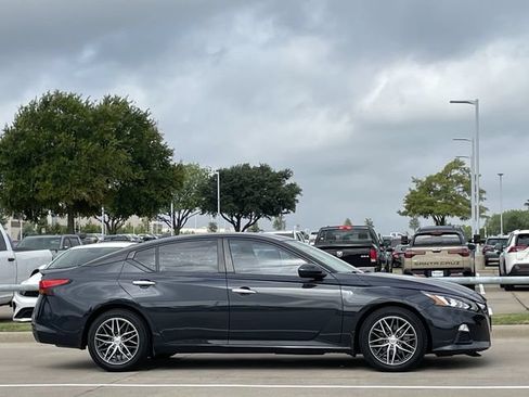 Used 2021 Nissan Altima 2.5 SV FWD image 3