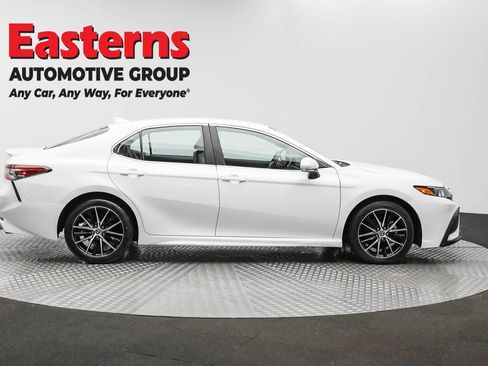 Used 2024 Toyota Camry SE image 4