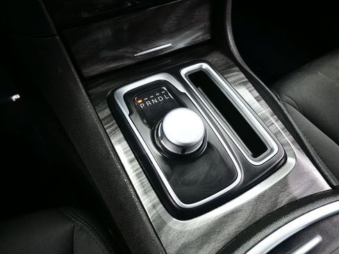 Used 2018 Chrysler 300 Touring image 21