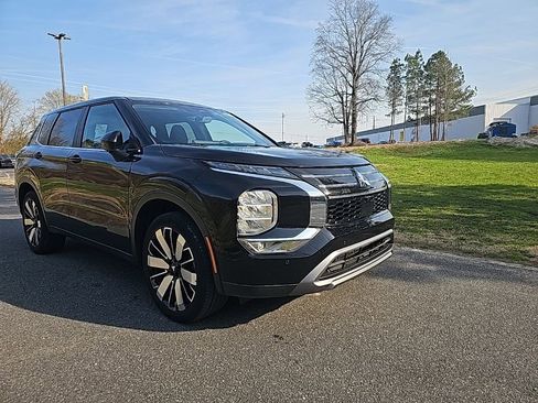 Used 2025 Mitsubishi Outlander SE image 3