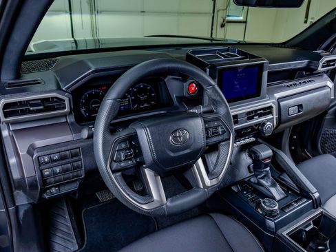 Used 2025 Toyota Tacoma TRD Off-Road image 17