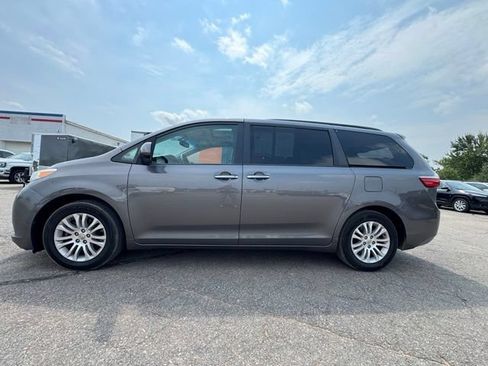 Used 2017 Toyota Sienna XLE w/ XLE Navigation Package FWD image 4