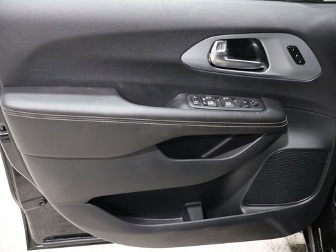 New 2026 Chrysler Pacifica Limited image 9