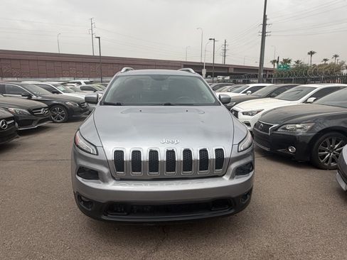 Used 2018 Jeep Cherokee Latitude Plus w/ Comfort/Convenience Group FWD image 2