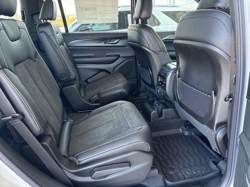 New 2025 Jeep Grand Cherokee L Altitude image 16