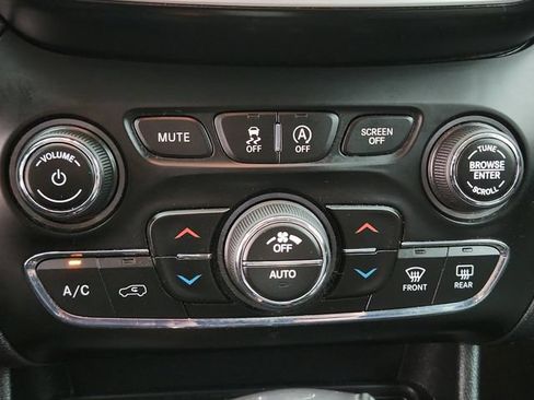 Used 2019 Jeep Cherokee Limited AWD/4WD image 20