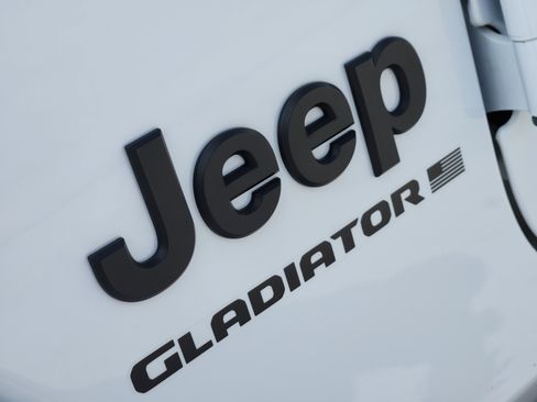 Used 2025 Jeep Gladiator Sport AWD/4WD image 12