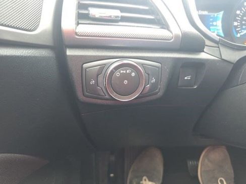 Used 2019 Ford Fusion SE image 12