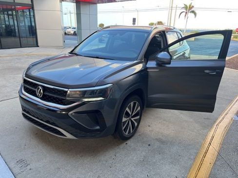 Used 2022 Volkswagen Taos SE image 1