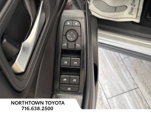 Used 2025 Nissan Rogue SV FWD image 28