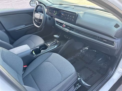 Used 2025 Kia K4 LXS image 31