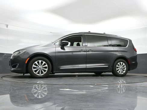 Used 2018 Chrysler Pacifica Touring-L FWD image 28