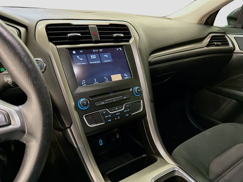 Used 2018 Ford Fusion SE image 25