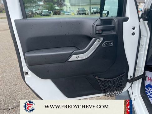 Used 2015 Jeep Wrangler Unlimited Sahara image 10