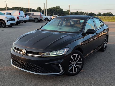 Used 2025 Volkswagen Jetta SE FWD image 12