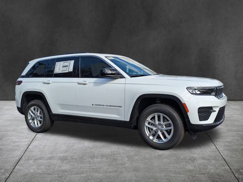 New 2025 Jeep Grand Cherokee Laredo image 2