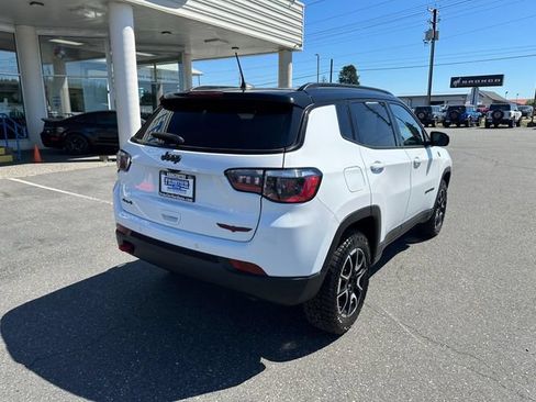 Used 2025 Jeep Compass Trailhawk AWD/4WD image 2