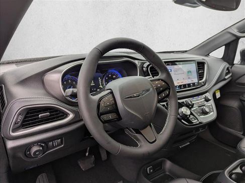 New 2026 Chrysler Pacifica Select image 12