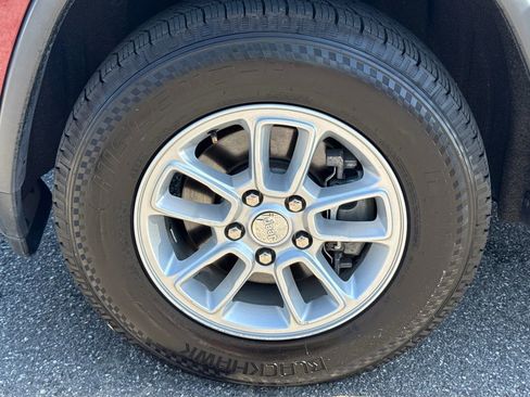 Used 2018 Jeep Grand Cherokee Laredo AWD/4WD image 11