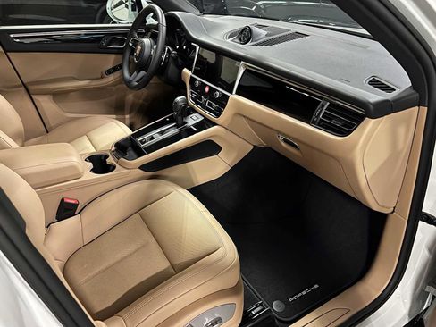Used 2025 Porsche Macan AWD/4WD image 11