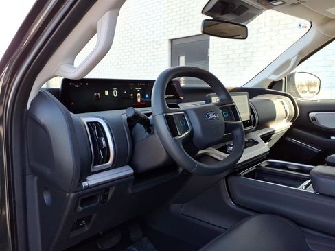 Used 2025 Ford Expedition Active image 6