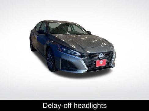 Used 2025 Nissan Altima 2.5 SV FWD image 15