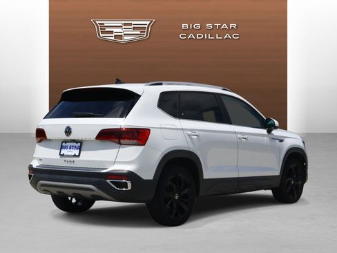 Used 2023 Volkswagen Taos SE w/ Panoramic Sunroof Package FWD image 5