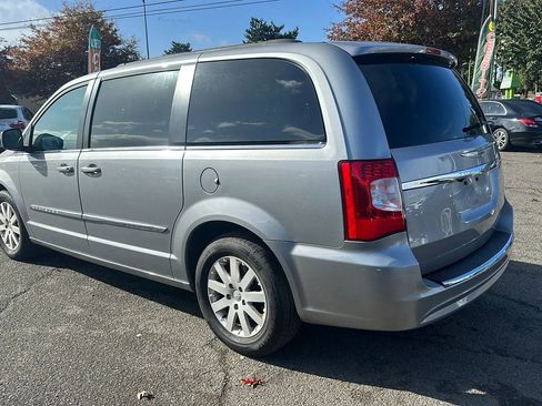 Used 2016 Chrysler Town & Country Touring image 3