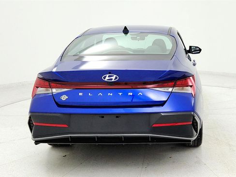 Used 2025 Hyundai Elantra SEL image 3