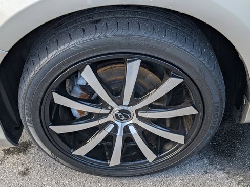 Used 2014 Toyota Camry LE image 23