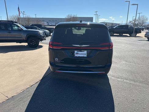 Used 2025 Chrysler Pacifica Select image 34