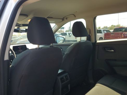 Used 2023 Nissan Rogue SV image 12