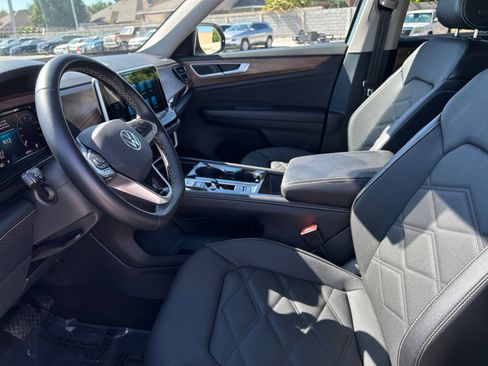 Used 2025 Volkswagen Atlas SE FWD image 24