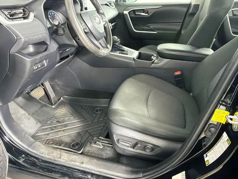 Used 2022 Toyota RAV4 XLE FWD image 9