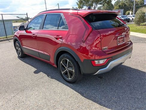 Used 2024 Kia Niro LX image 10